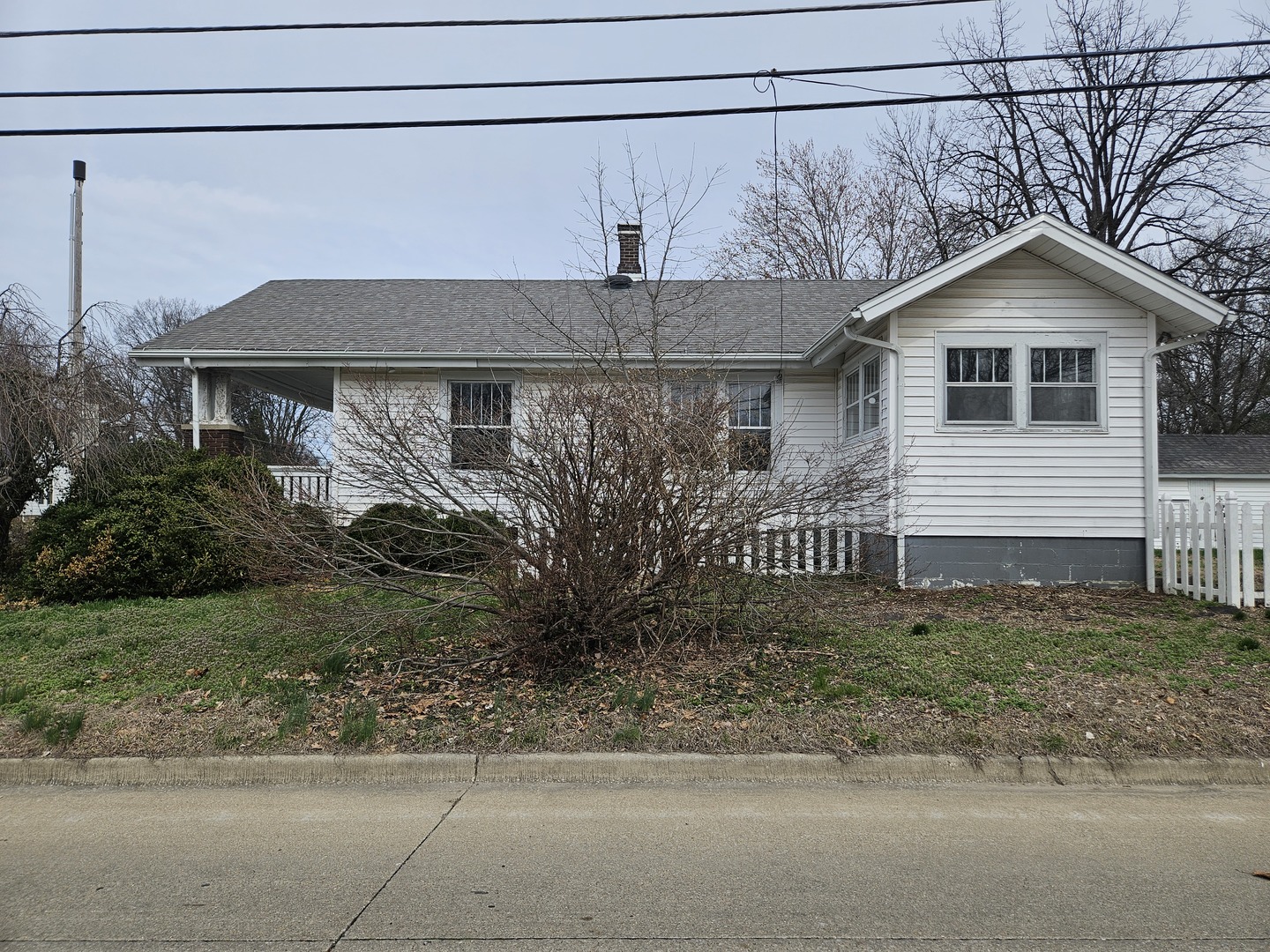 600 North 1st Street Fairfield, IL 62837 - Photo 6 of 23 a front view of a house with a yard