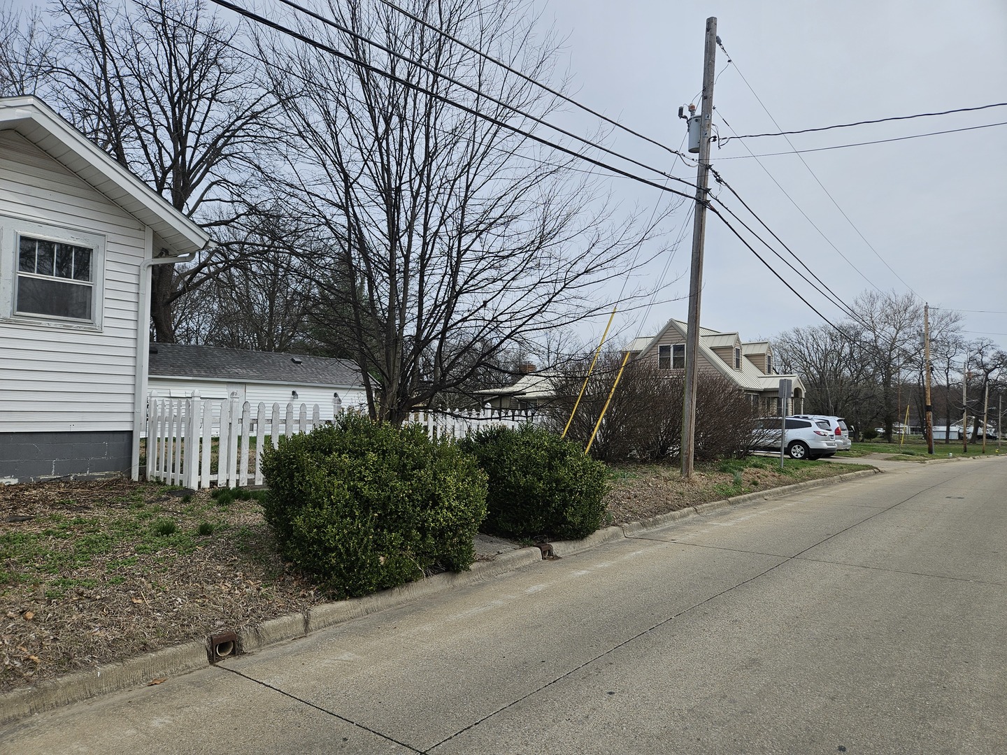 600 North 1st Street Fairfield, IL 62837 - Photo 7 of 23 a house view with a outdoor space