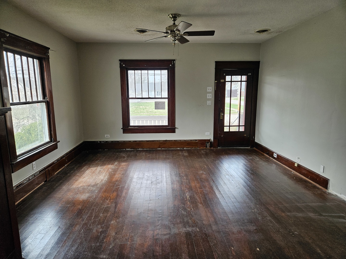 600 North 1st Street Fairfield, IL 62837 - Photo 9 of 23 an empty room with wooden floor and windows