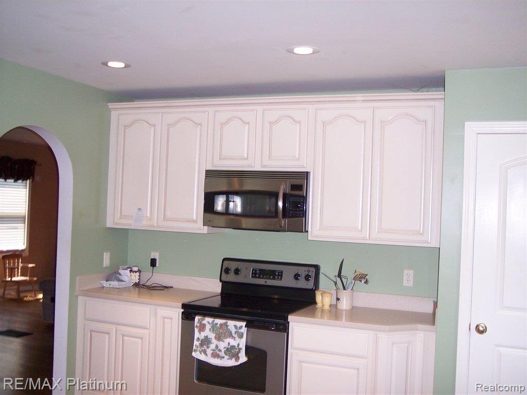 2365 Fowlerville Road Fowlerville, MI 48836 - Photo 9 of 25 MAPLE CABINETS