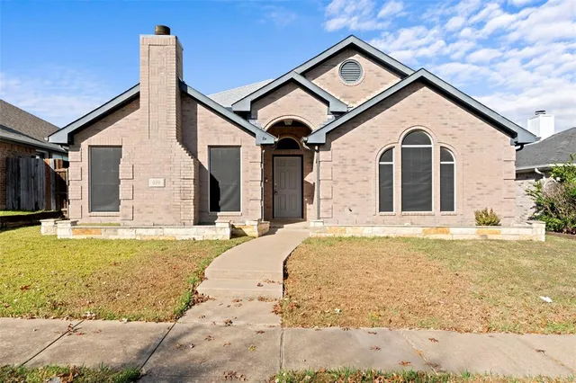 $2,300 | 919 Kim Lane, Mesquite, TX 75149