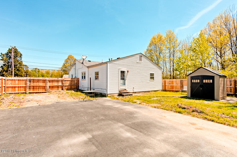415 West Blue Lick Road Shepherdsville, KY 40165 - Photo 3 of 18 415-W-Blue Lick-17