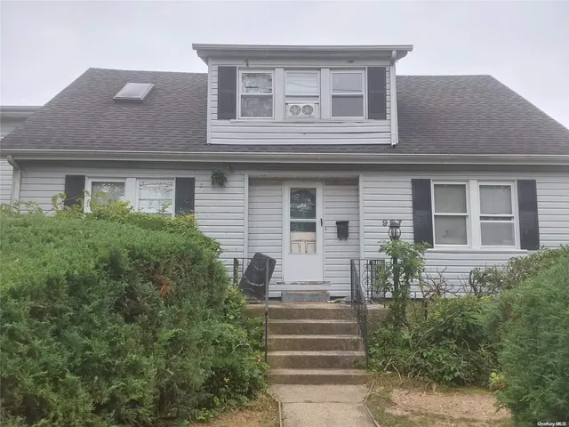 $980,000 | 957 North Broadway, Massapequa, NY 11758