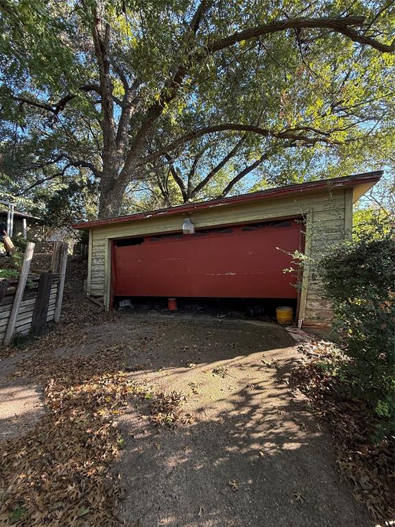 12039 Schroeder Road Dallas, TX 75243 - Photo 25 of 29 a backyard of a house with lots of green space