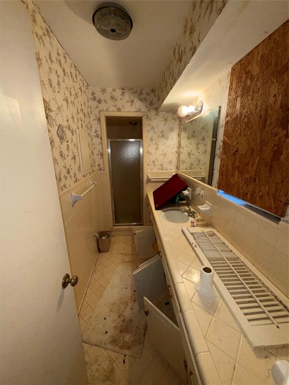 12039 Schroeder Road Dallas, TX 75243 - Photo 6 of 29 a bathroom with a tub and shower