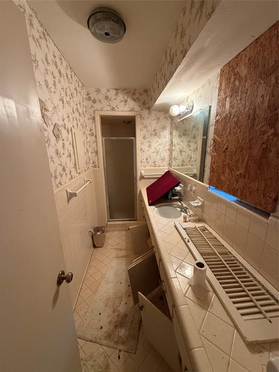 12039 Schroeder Road Dallas, TX 75243 - Photo 7 of 29 a living room with a couch