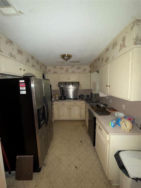 12039 Schroeder Road Dallas, TX 75243 - Photo 8 of 29 a kitchen that has a sink and a stove