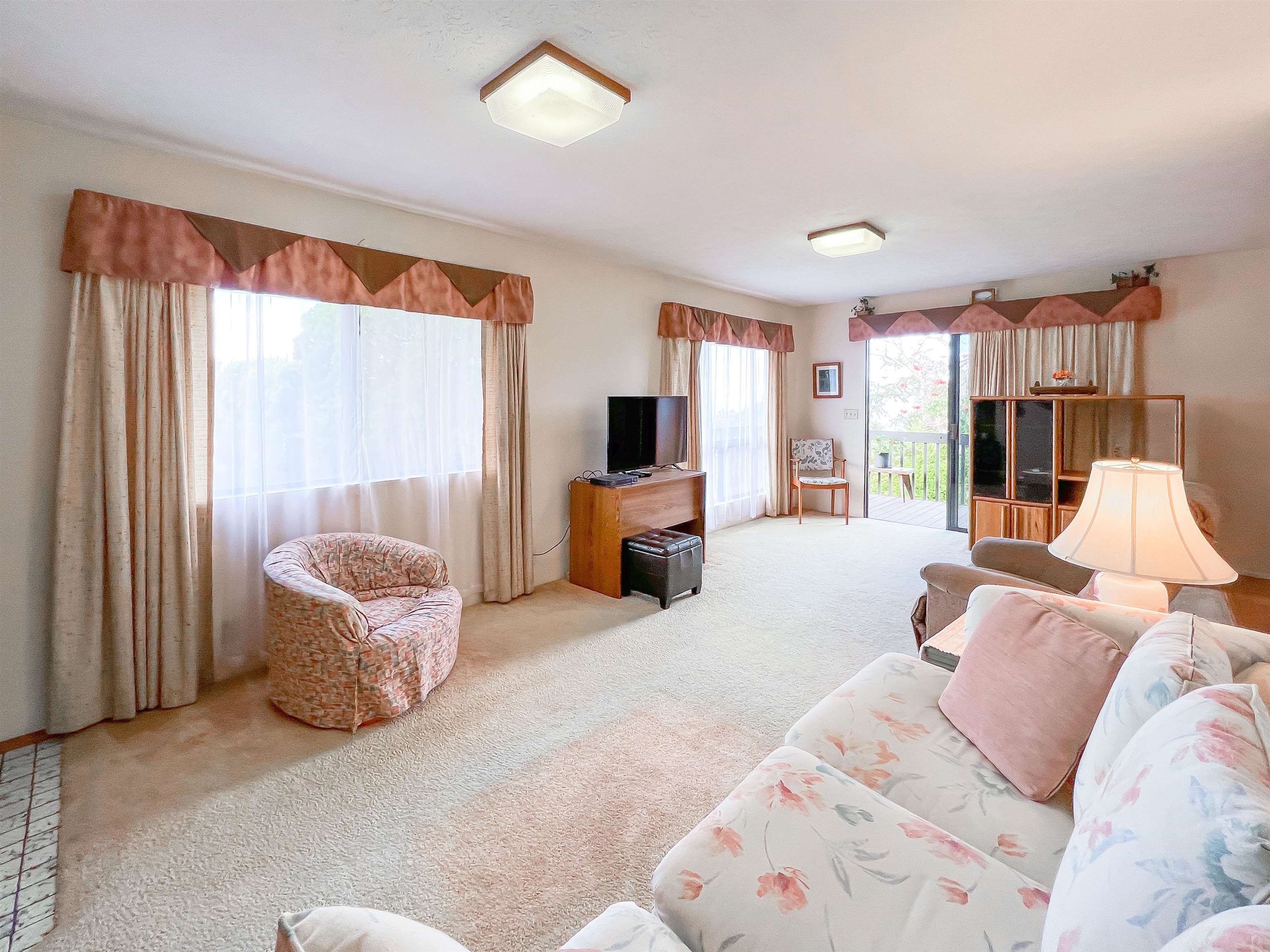 76 Mano Drive Kula, HI 96790 - Photo 13 of 30 a living room with furniture and large windows