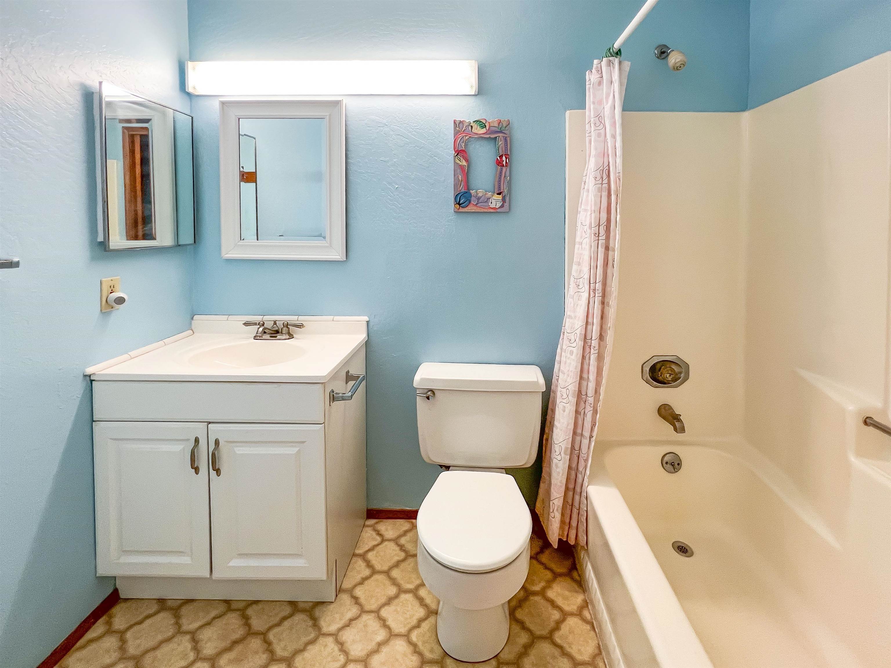 76 Mano Drive Kula, HI 96790 - Photo 18 of 30 a bathroom with a sink a toilet and a bathtub