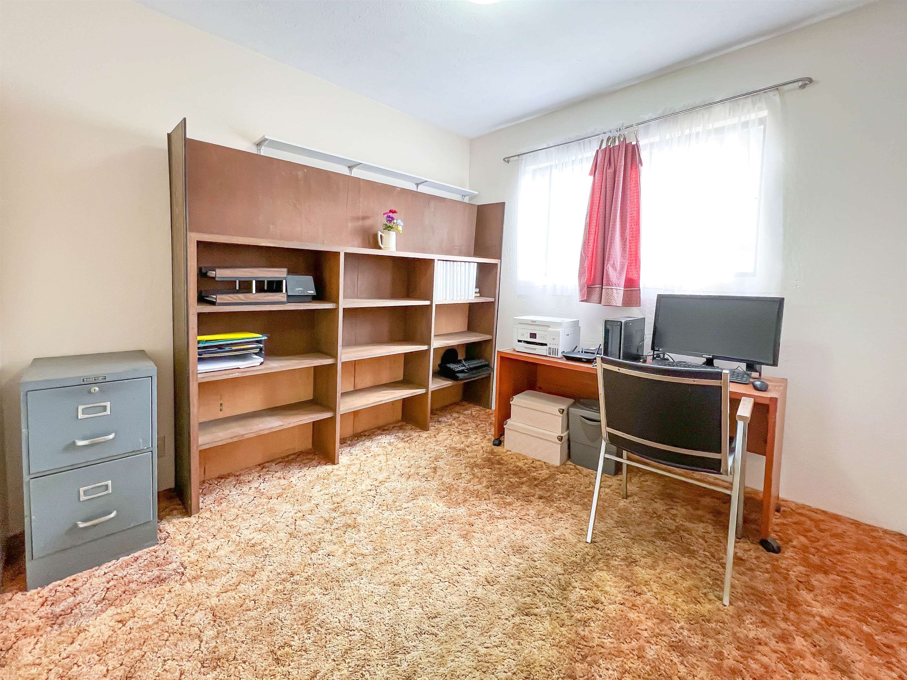 76 Mano Drive Kula, HI 96790 - Photo 19 of 30 a room with a desk and chair