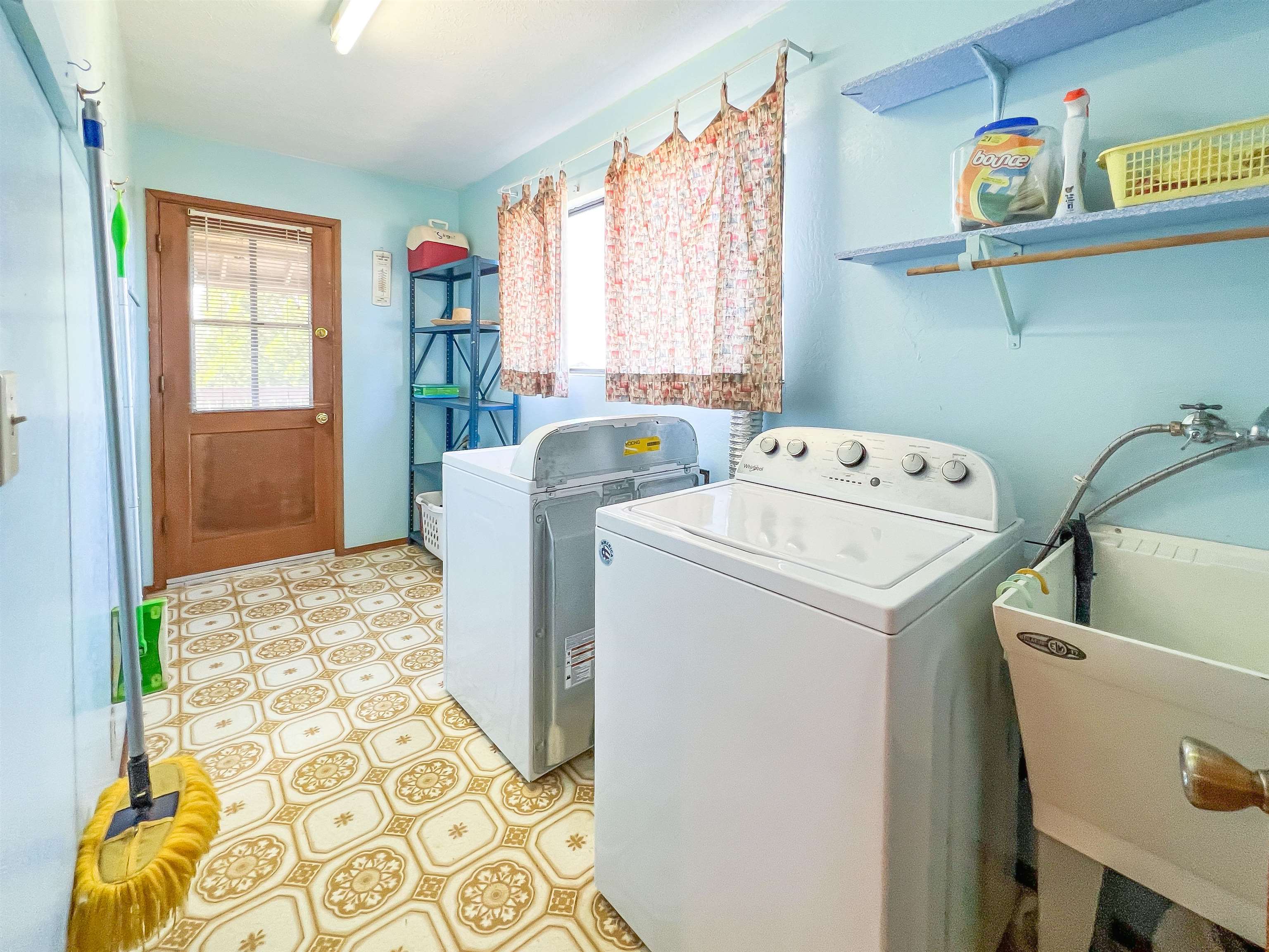 76 Mano Drive Kula, HI 96790 - Photo 24 of 30 a utility room with dryer and washer
