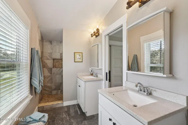 a view of yard with green space