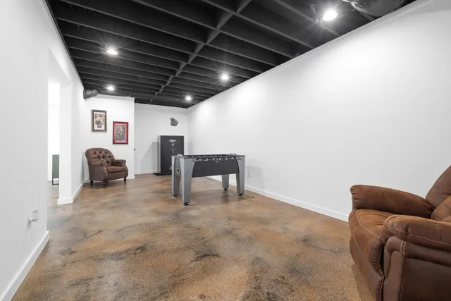 a view of a house with backyard