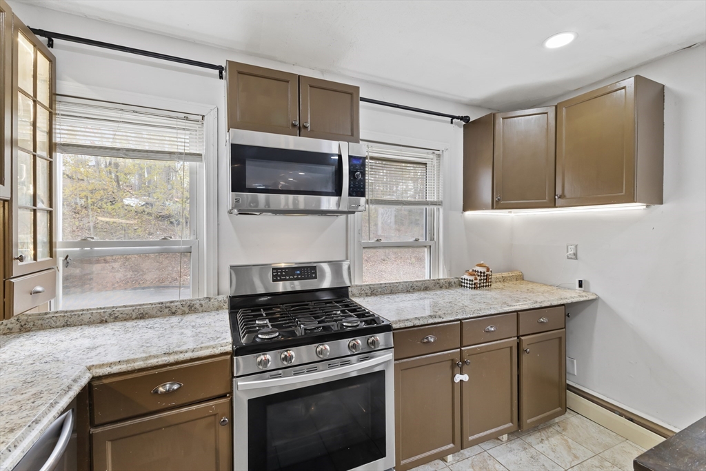 43 Allen Street Gardner, MA 01440 - Photo 4 of 41