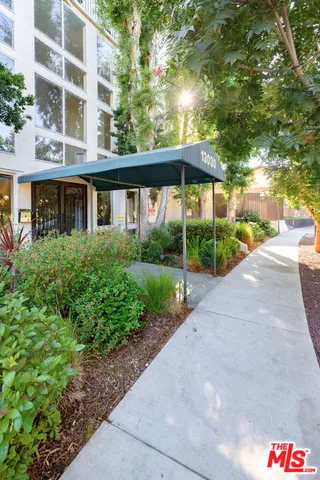 $3,495 | 13030 Valleyheart Drive, Unit 122, Studio City, CA 91604