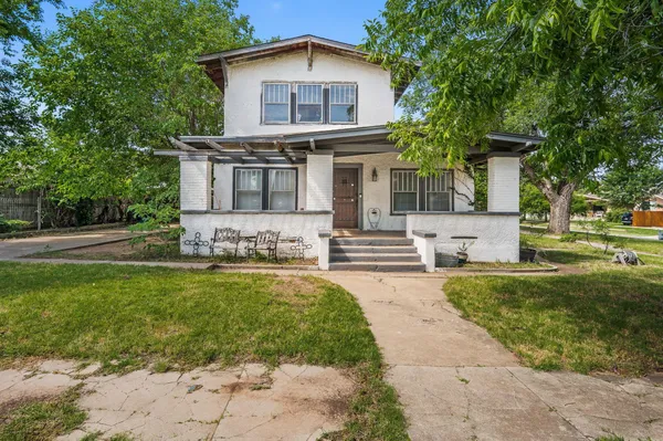 $99,900 | 300 East 4th Street, Clarendon, TX 79226