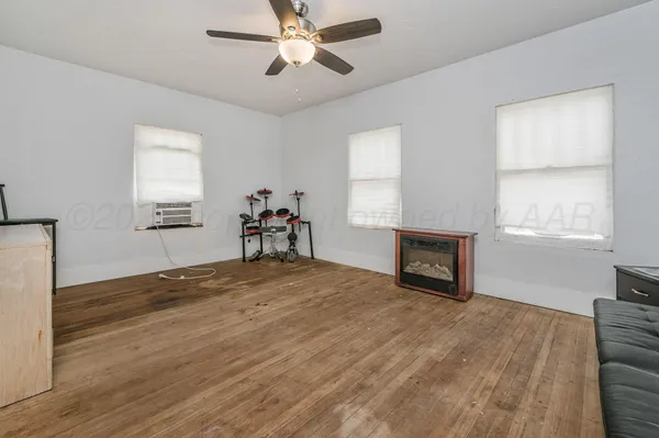 $99,900 | 300 East 4th Street, Clarendon, TX 79226