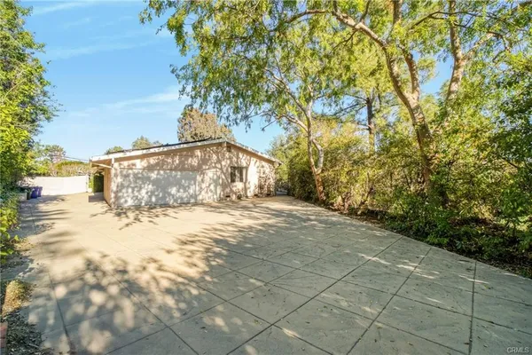 $7,500 | 16922 Oak View Drive, Encino, CA 91436