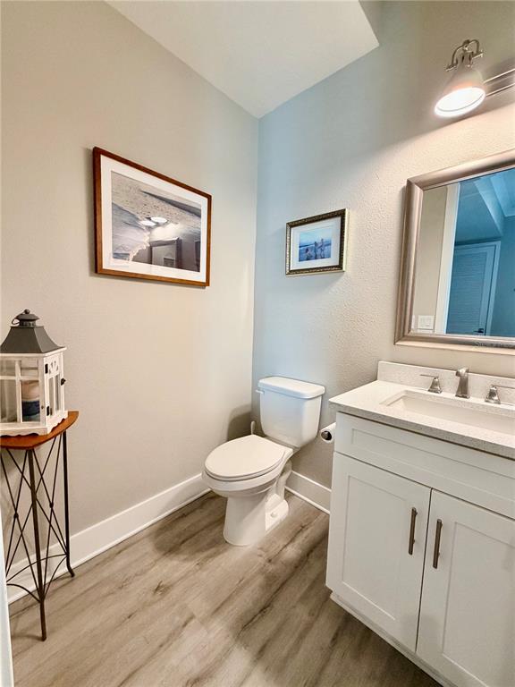 946 Highland Avenue Dunedin, FL 34698 - Photo 22 of 45 a bathroom with a toilet a sink and mirror