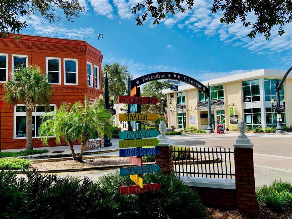 946 Highland Avenue Dunedin, FL 34698 - Photo 40 of 45 a front view of a house with garden