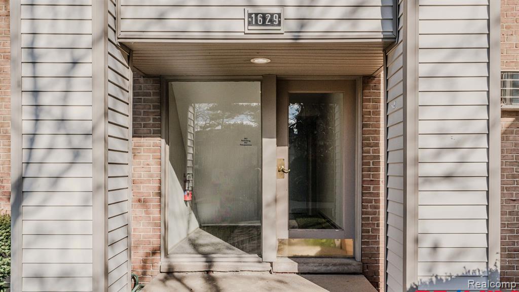 1629 Cass Lake Road, Unit C Keego Harbor, MI 48320 - Photo 3 of 40