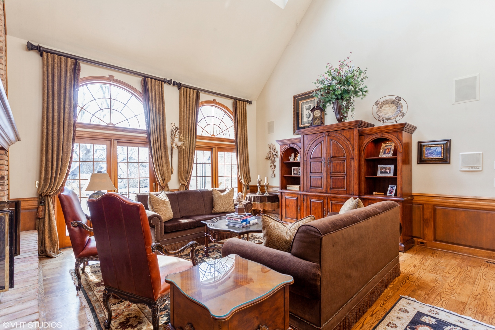 136 Circle Ridge Drive Burr Ridge, IL 60527 - Photo 21 of 38 a living room with furniture and a large window
