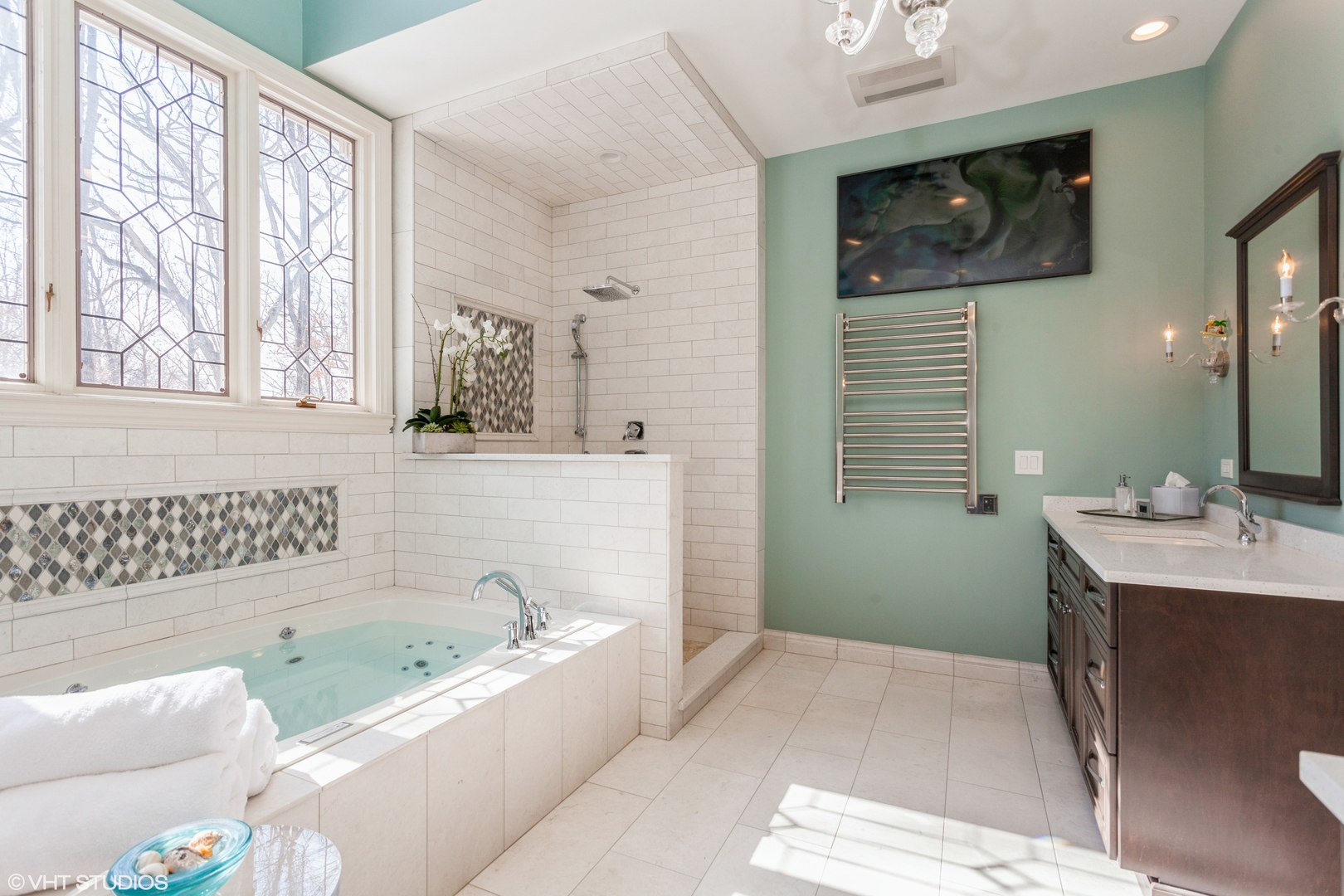 136 Circle Ridge Drive Burr Ridge, IL 60527 - Photo 28 of 38 a bathroom with a bathtub and a sink
