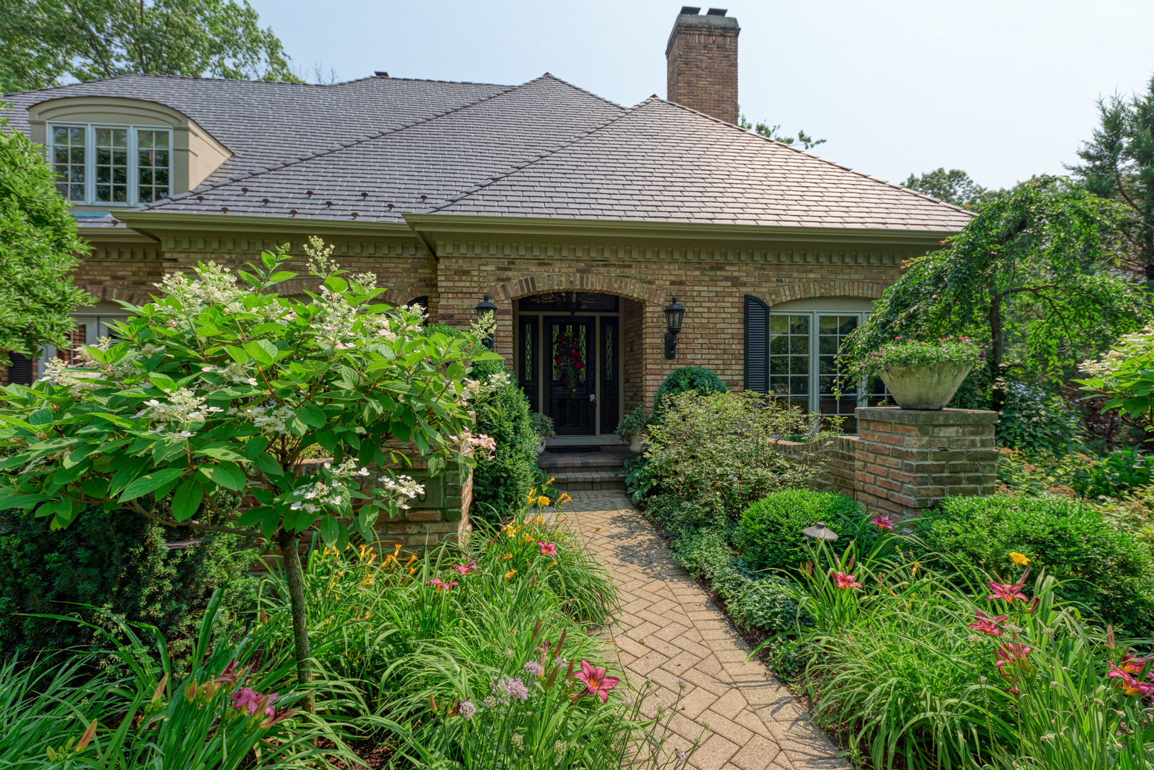 136 Circle Ridge Drive Burr Ridge, IL 60527 - Photo 3 of 38 a front view of a house with a garden