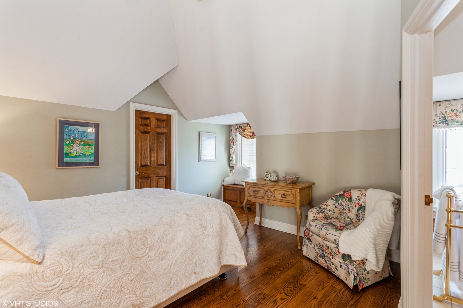 136 Circle Ridge Drive Burr Ridge, IL 60527 - Photo 31 of 38 a bedroom with a bed and a couch