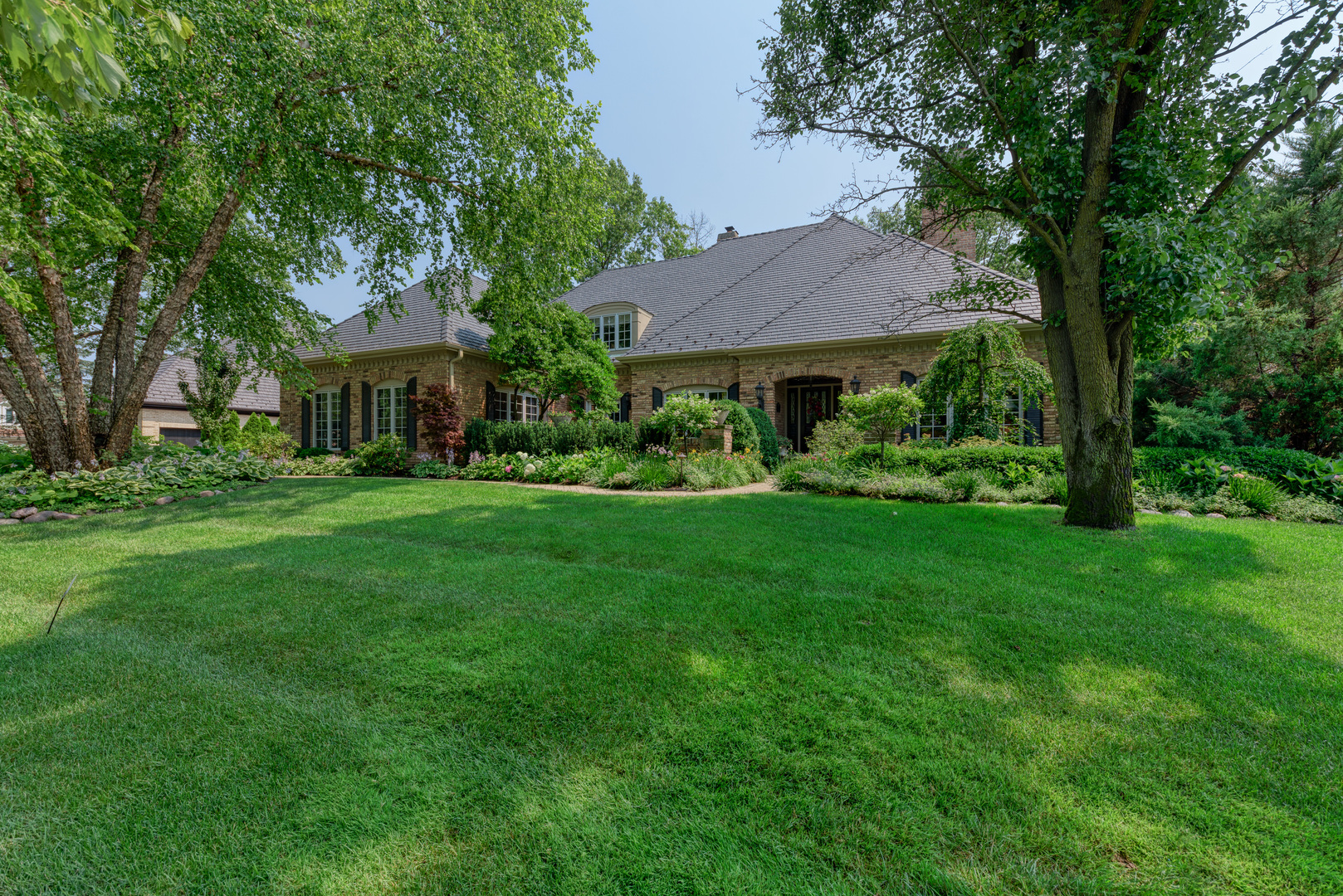 136 Circle Ridge Drive Burr Ridge, IL 60527 - Photo 4 of 38 a front view of a house with a garden