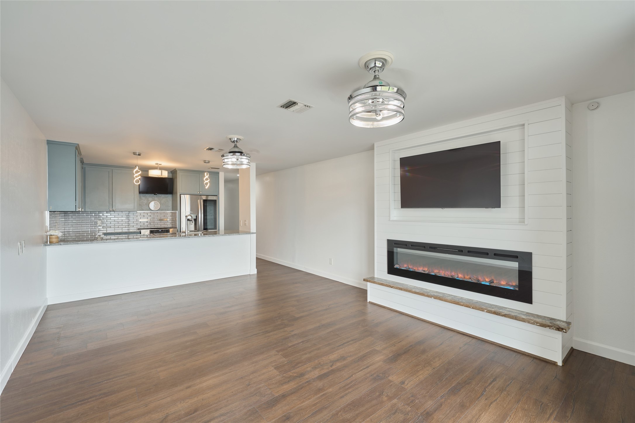 801 River Road, Unit E111 Montgomery, TX 77356 - Photo 6 of 26 Living room looking towards the kitchen. Breakfast bar can accomodate 4 bar stools. Refrigerator, washer and dryer will remain.