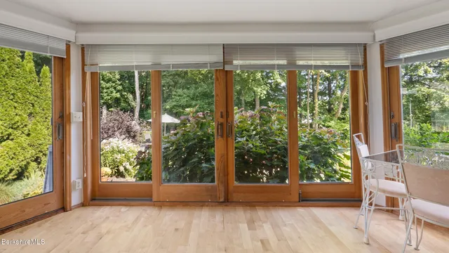 a view of livingroom with furniture