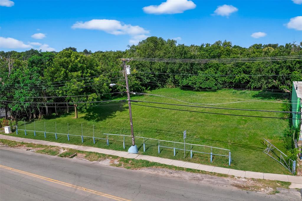 411 North Gilpin Avenue Dallas, TX 75211 - Photo 14 of 15 a view of a field and basketball court