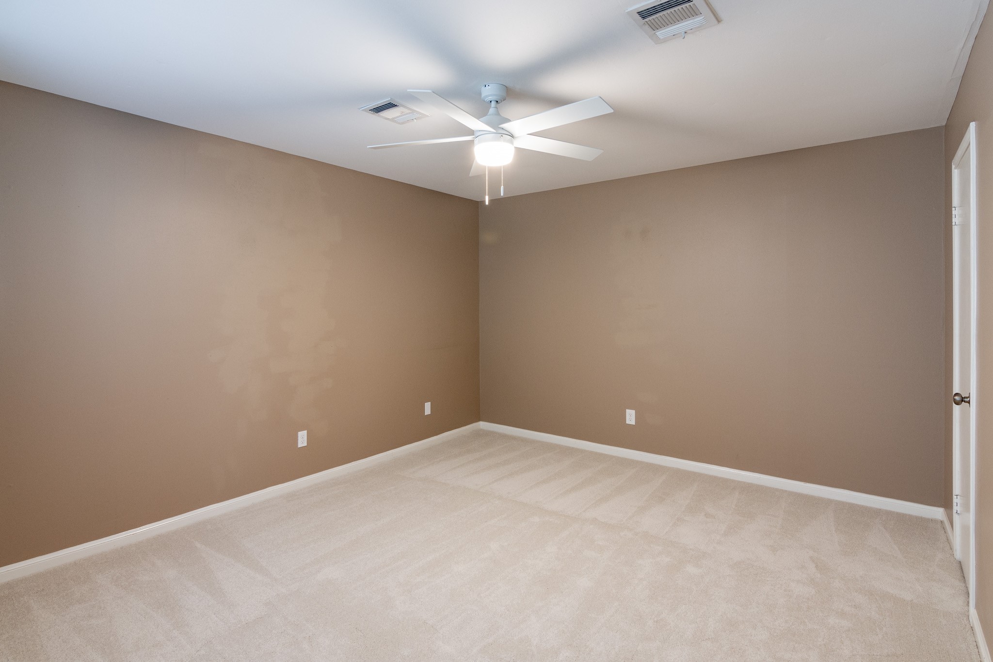 44 April Point Drive South Montgomery, TX 77356 - Photo 20 of 29 an empty room with a ceiling fan and a chandelier fan