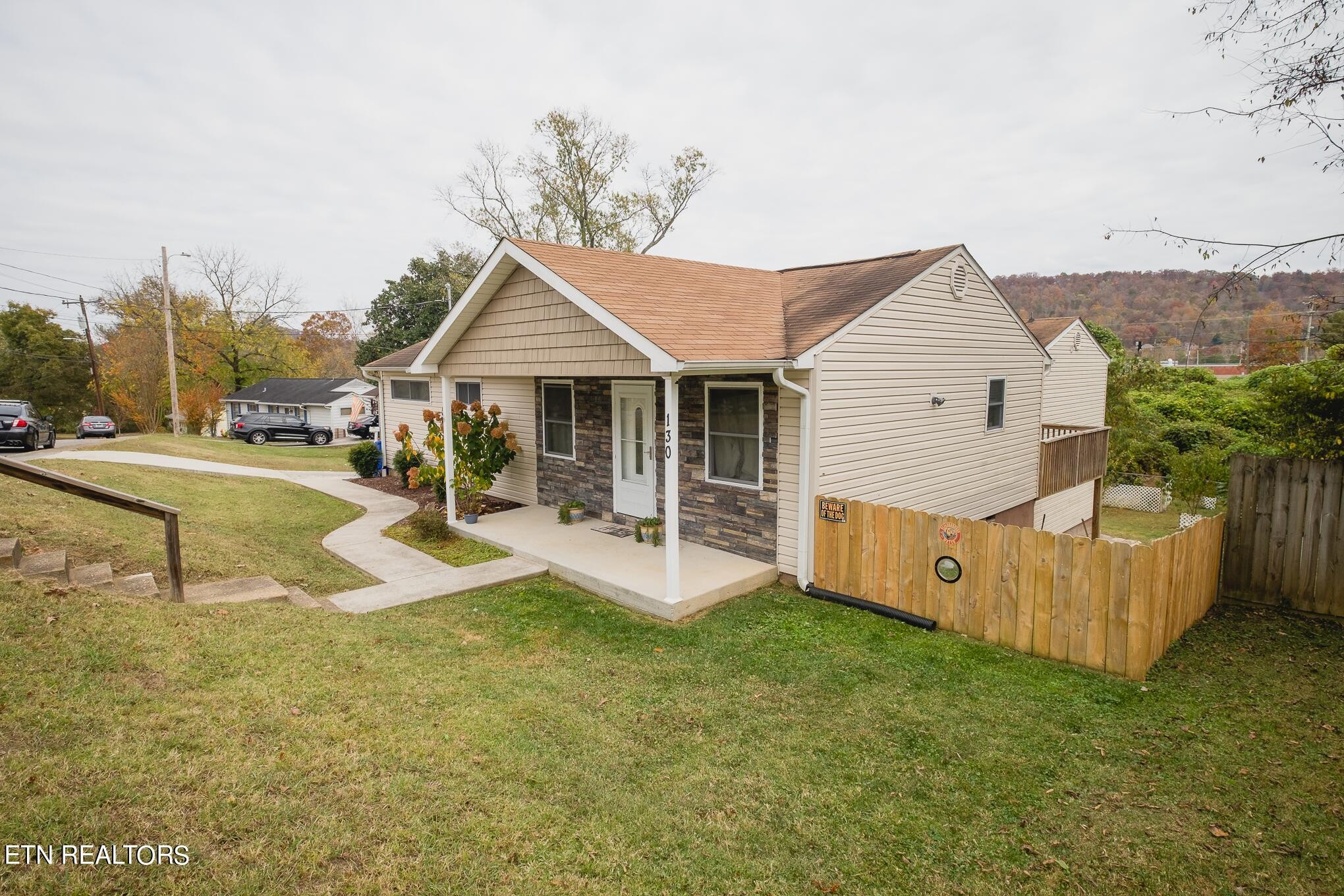 130 East Arrowwood Road Oak Ridge, TN 37830 - Photo 5 of 43 a front view of a house with garden