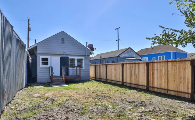 $3,350 | 2643 Market Street, Oakland, CA 94607