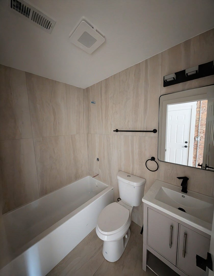 616 West Patterson Avenue, Unit 2W Chicago, IL 60613 - Photo 10 of 18 a bathroom with a toilet a sink and a bathtub