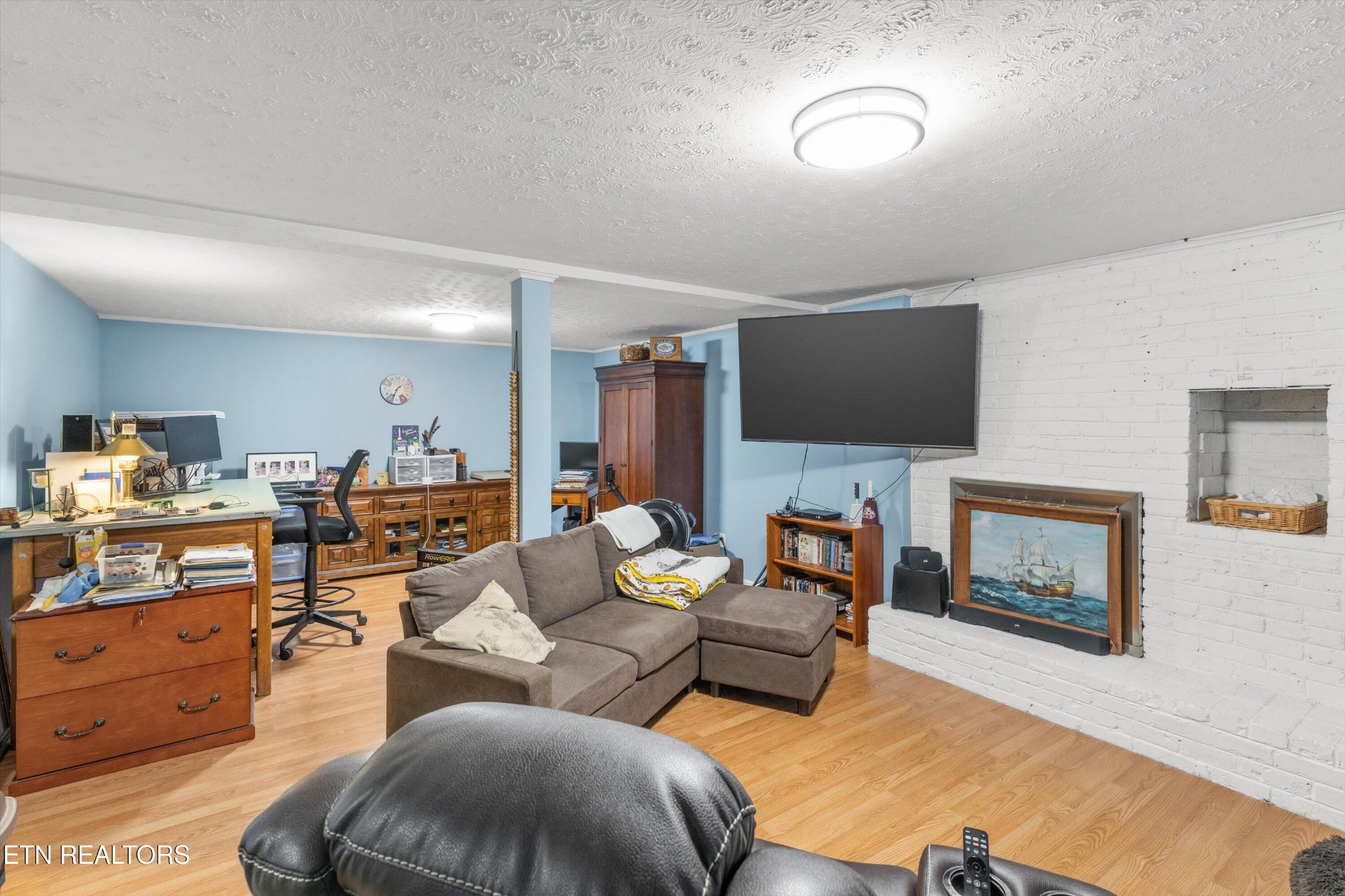 7919 North Forest Road Knoxville, TN 37909 - Photo 22 of 29 a living room with furniture and a flat screen tv