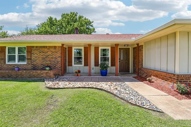 a view of a house with backyard and sitting area