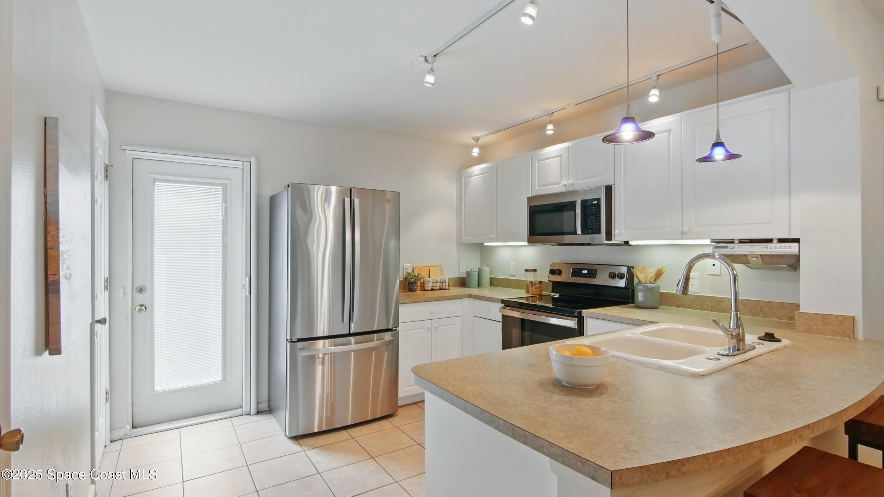 1160 Luminary Circle, Unit 105 Melbourne, FL 32901 - Photo 6 of 16 a kitchen with a sink a stove and refrigerator