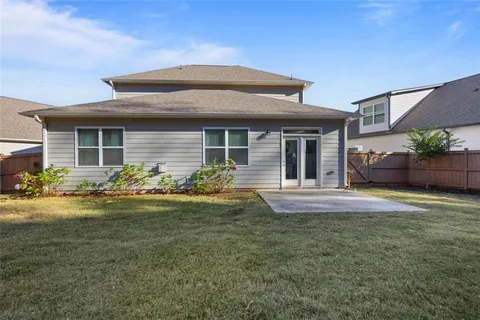 a view of back yard of the house