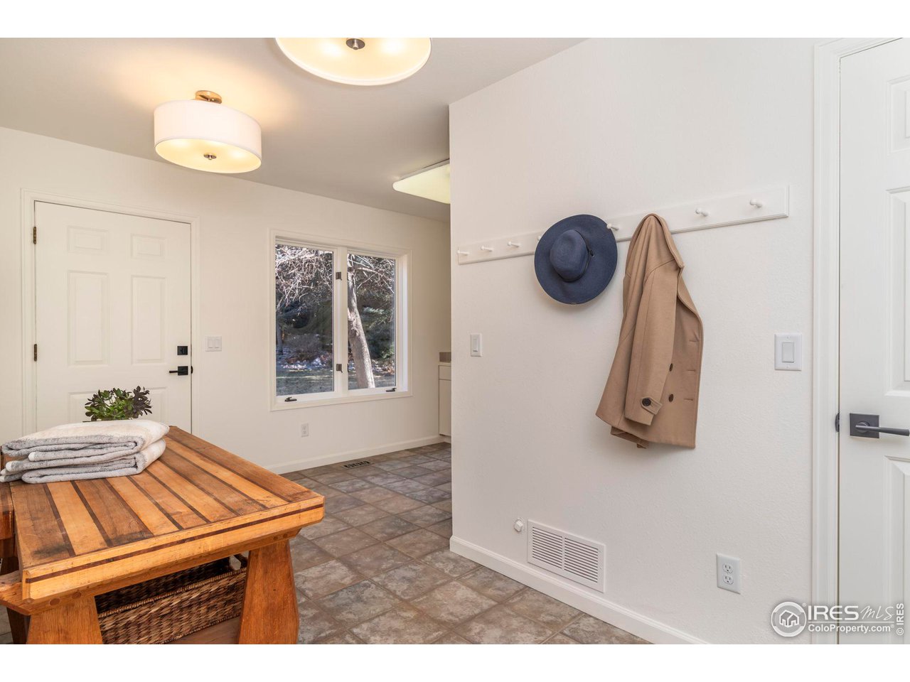 5332 Spotted Horse Trail Boulder, CO 80301 - Photo 20 of 40 a living room with furniture and a mirror
