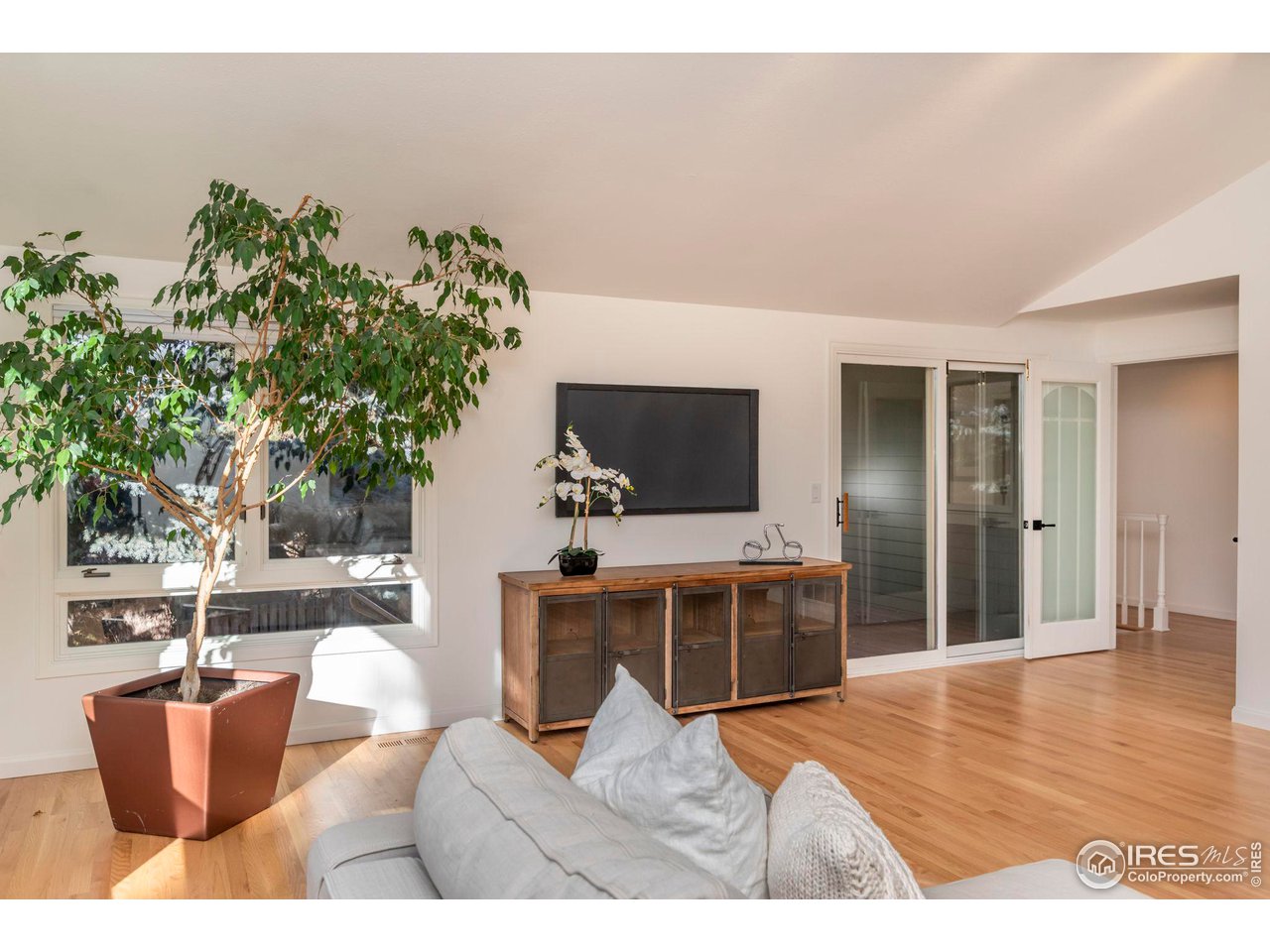 5332 Spotted Horse Trail Boulder, CO 80301 - Photo 29 of 40 a living room with furniture and a flat screen tv
