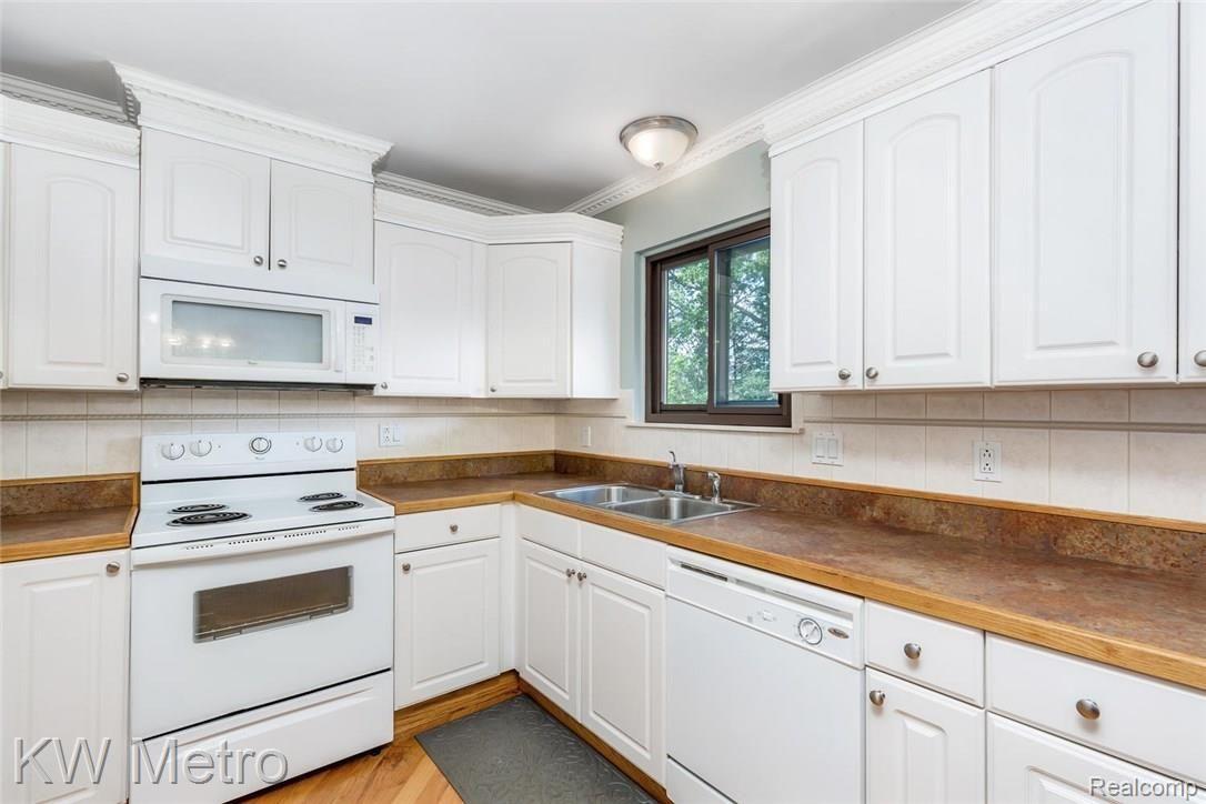 771 Kentucky Drive Rochester, MI 48307 - Photo 7 of 22 771 Kentucky Dr Rochester-large-008-13-Kitchen-1500x1000-72dpi.jpg