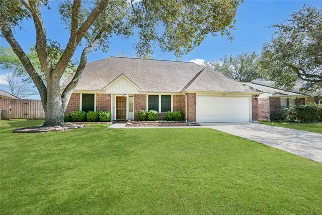 $2,300 | 2507 Foxden Drive, Pearland, TX 77584