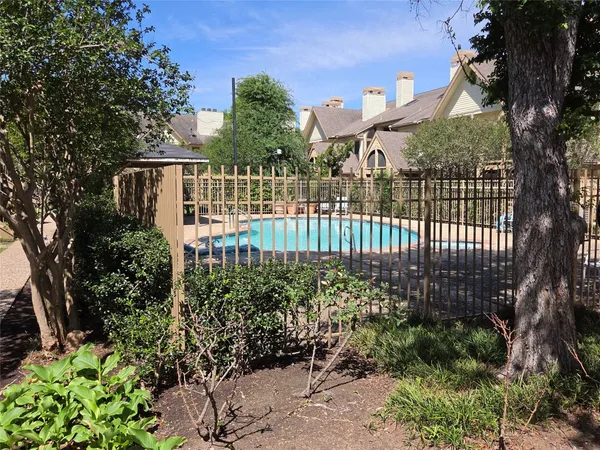 $1,295 | 2425 Holly Hall Street, Unit B37, Houston, TX 77054