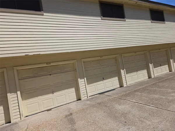$1,295 | 2425 Holly Hall Street, Unit B37, Houston, TX 77054