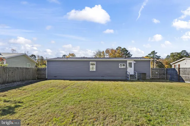 a view of a yard with a house