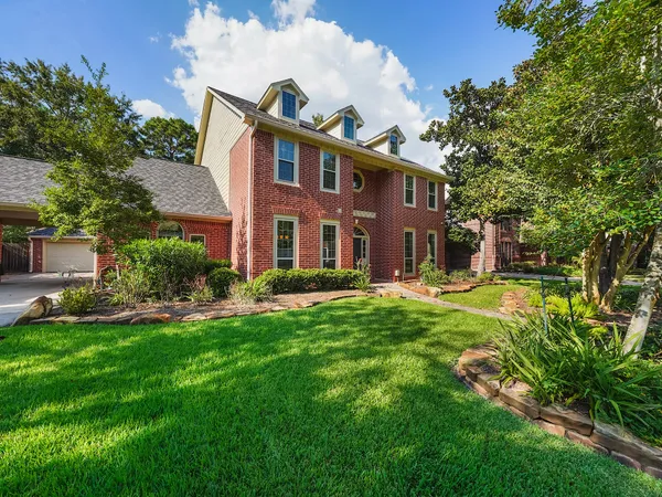 $899,000 | 5 Hidden Pond Place, The Woodlands, TX 77381