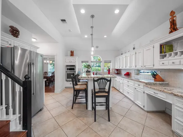 $899,000 | 5 Hidden Pond Place, The Woodlands, TX 77381